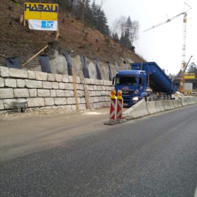 Hangabsicherung im Straßenbau mit Jura Mauerblocksteinen