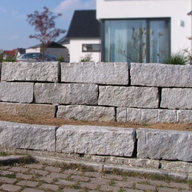 Granit Mauersteine Hangsicherung Straße